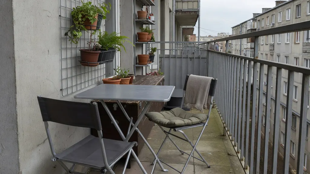 Jak urządzić mały, wąski balkon?